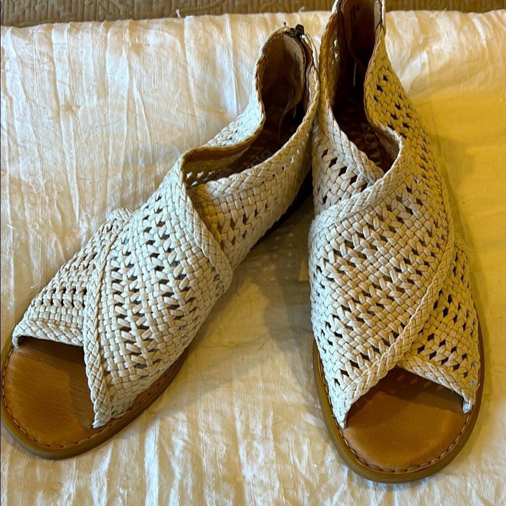 BORN. Women's Cream Woven Sandals 10